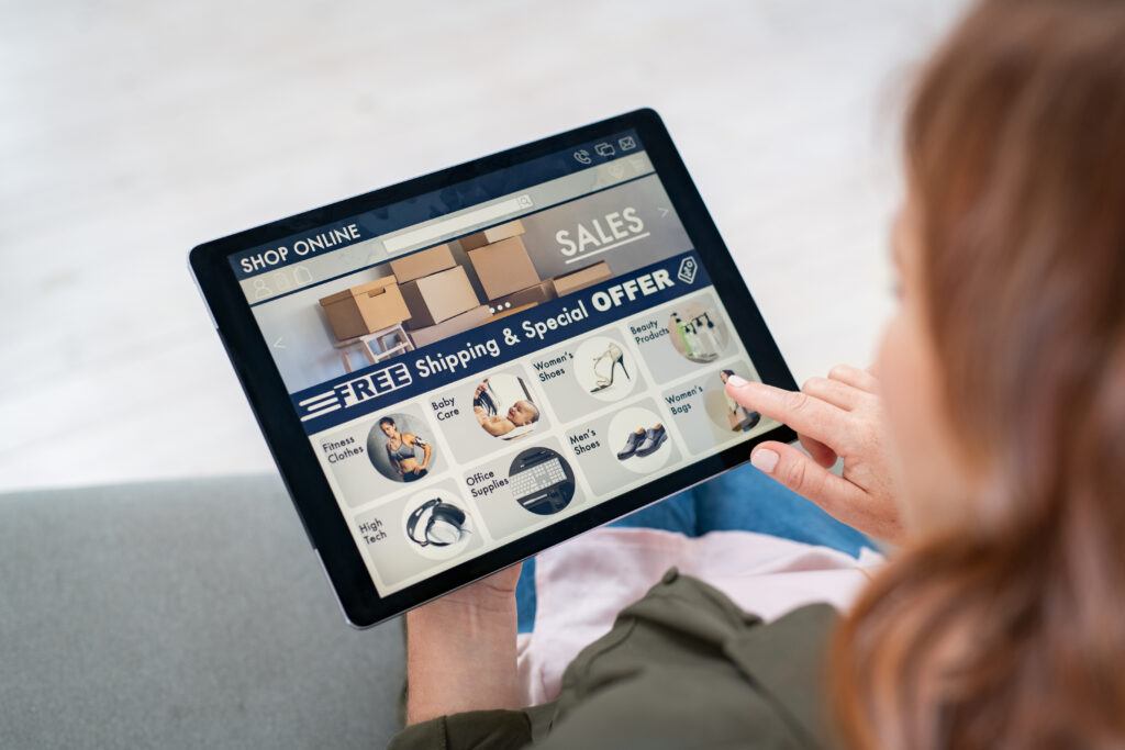 Mujer comprando online