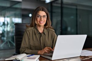 mujer con portatil